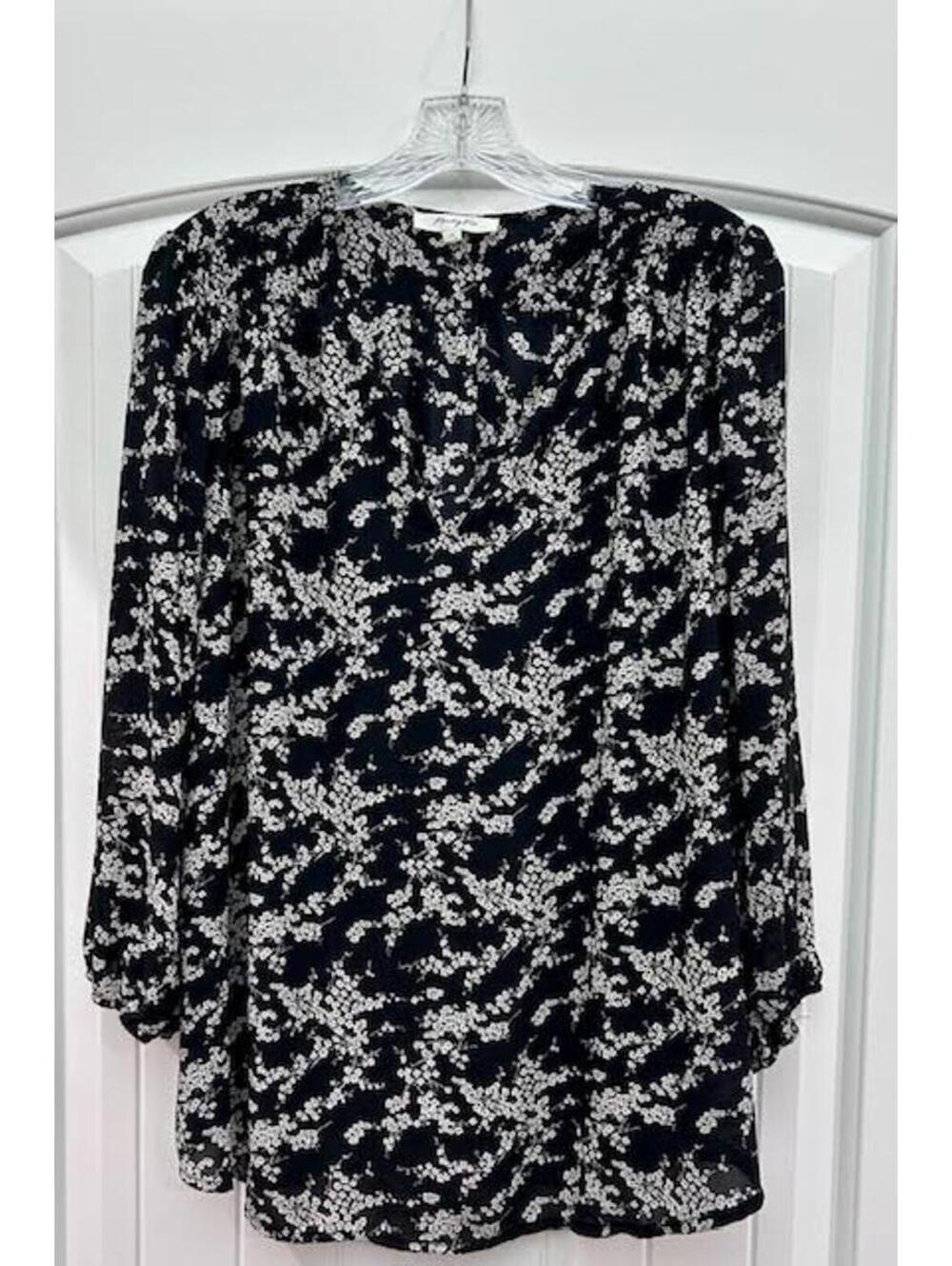 🌸 NWOT Monday Fun Black & White Floral Notch-Neck Top — Size 1X